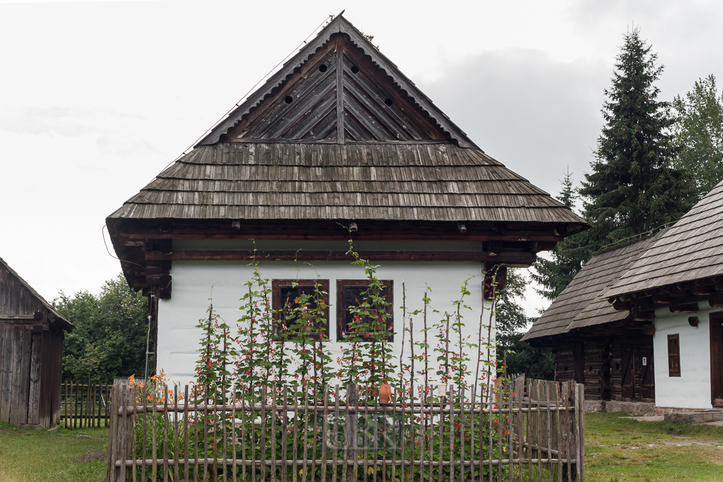 Für den künstlich angelegten Stausee mussten viele Menschen, Orte und Gebäude weichen - einiges ist in Liptovsky Dediny zusammengetragen worden und touristisch zugänglich