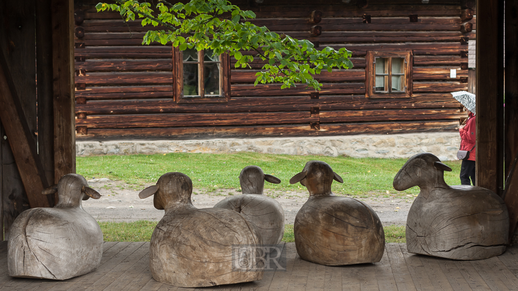 Für den künstlich angelegten Stausee mussten viele Menschen, Orte und Gebäude weichen - einiges ist in Liptovsky Dediny zusammengetragen worden und touristisch zugänglich