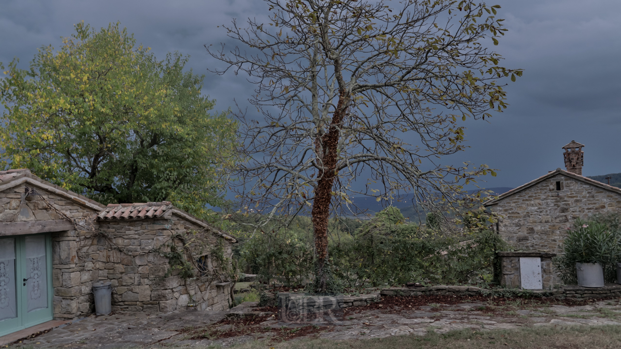 Es wird dunkel und ein Gewitter kündigt sich an