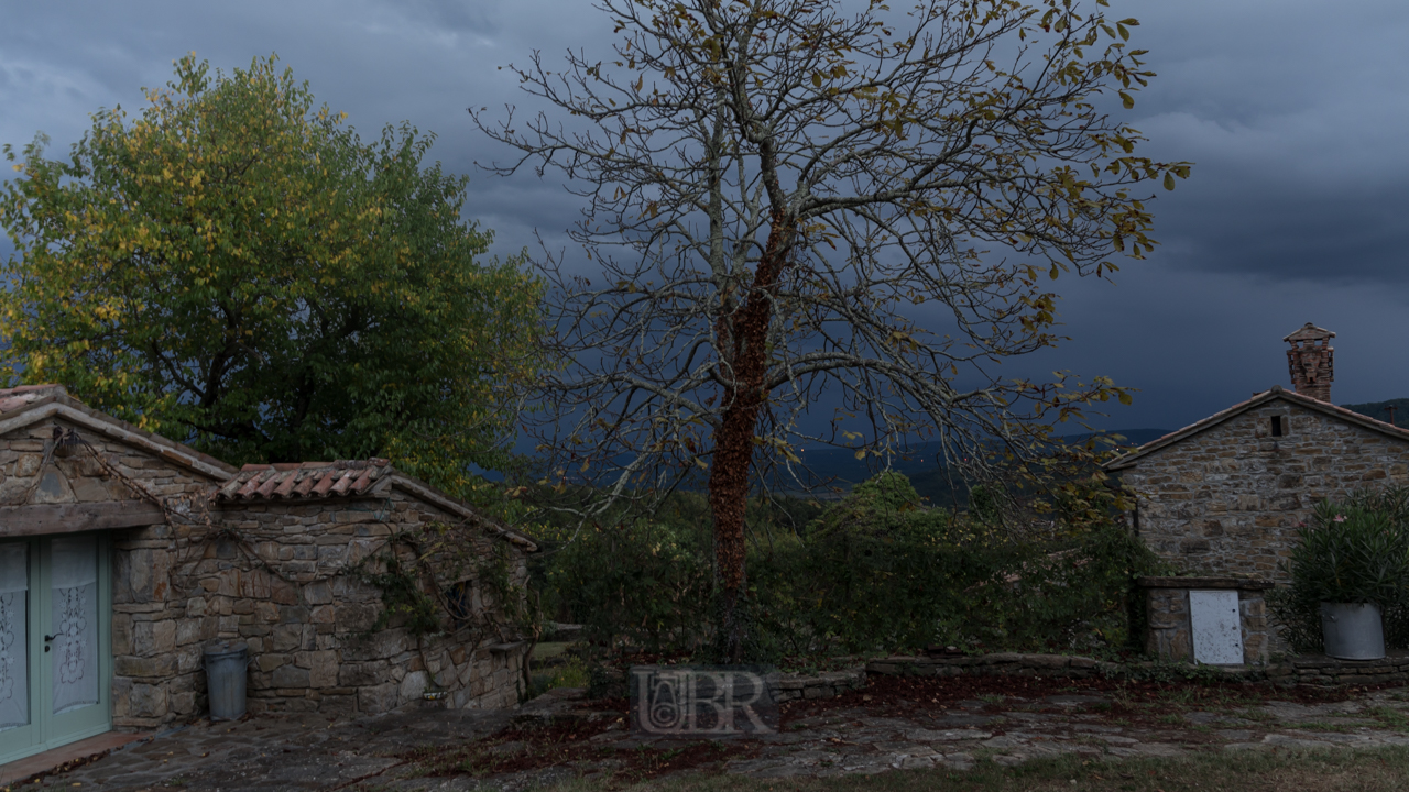 Es wird dunkel und ein Gewitter kündigt sich an