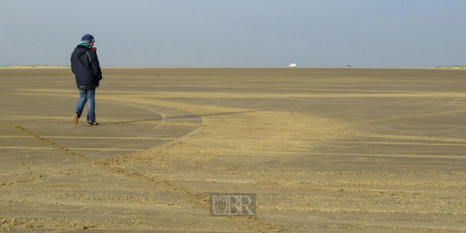 Am weitläufigen Strand bei Ebbe