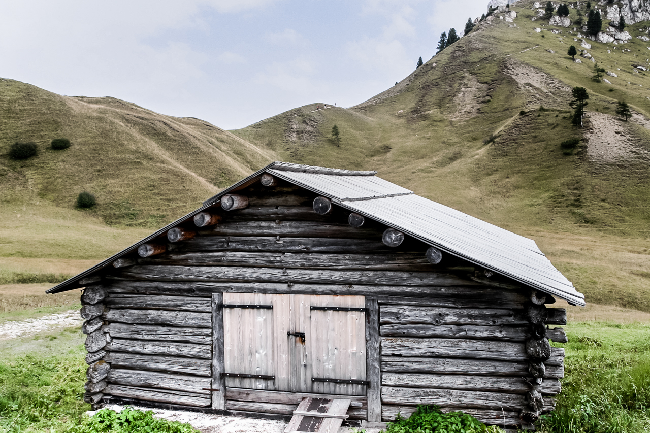 dolomiten_huette_am_weg