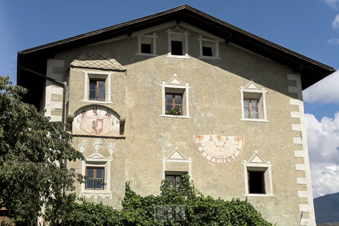 Hausgiebel im Ort Feldthurn