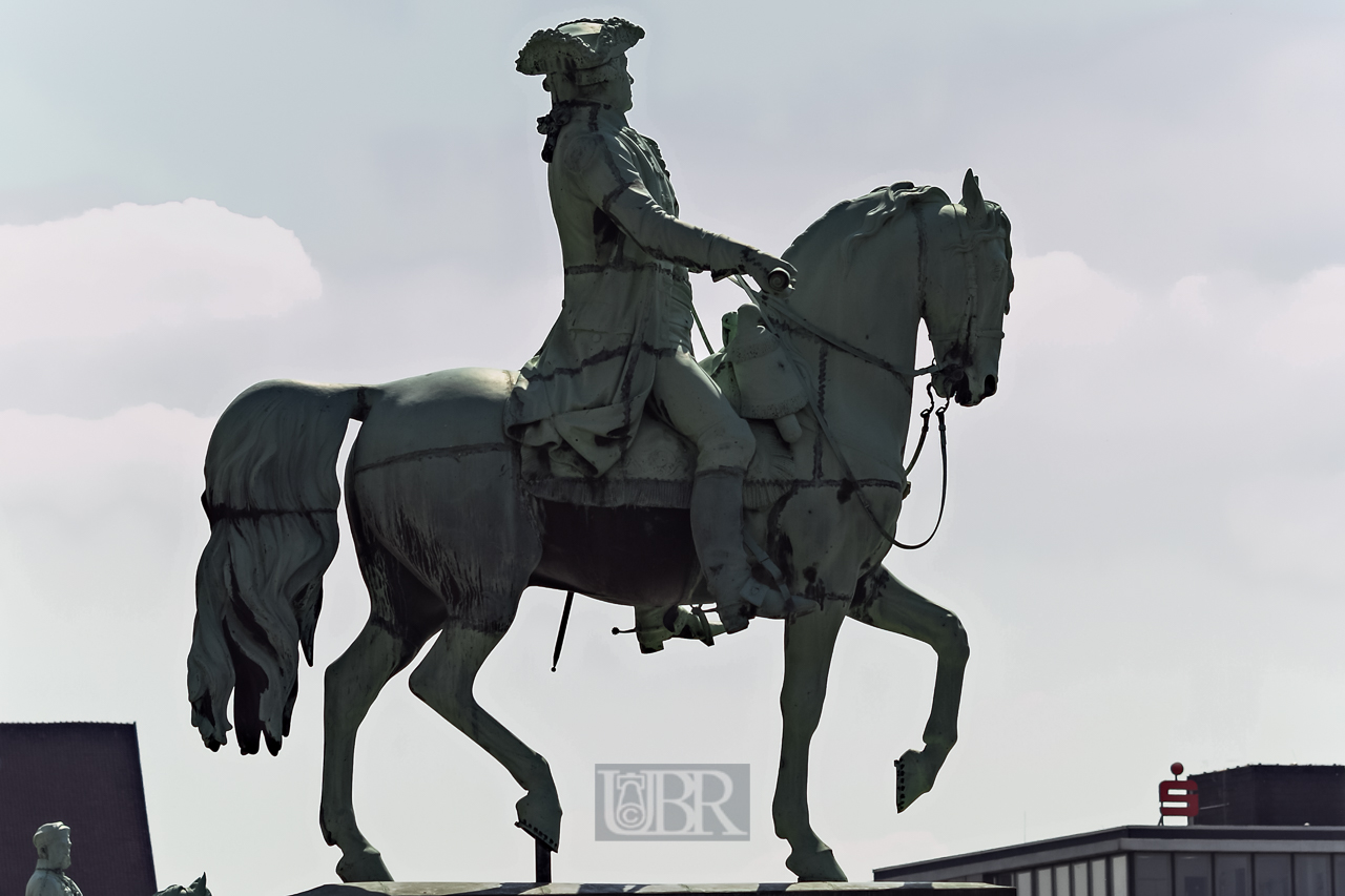 03_schloss_03_reiter_links