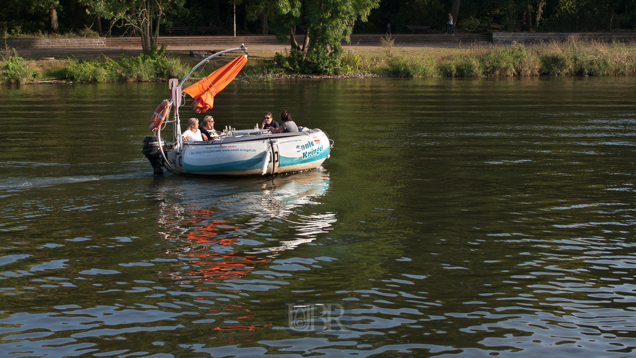 Bootsverkehr auf der Saale