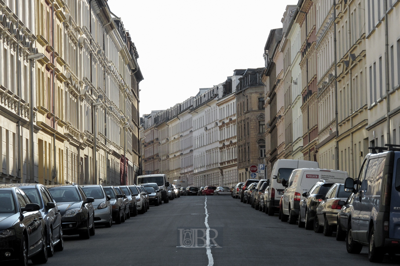 Typische Wohnstraße - diese ist bereits renoviert