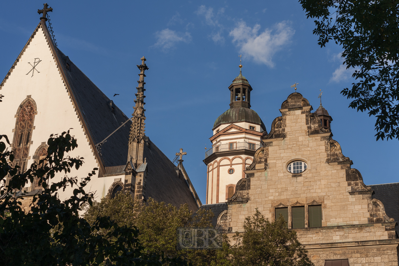 Turm der Thomaskirche im Hintergrund