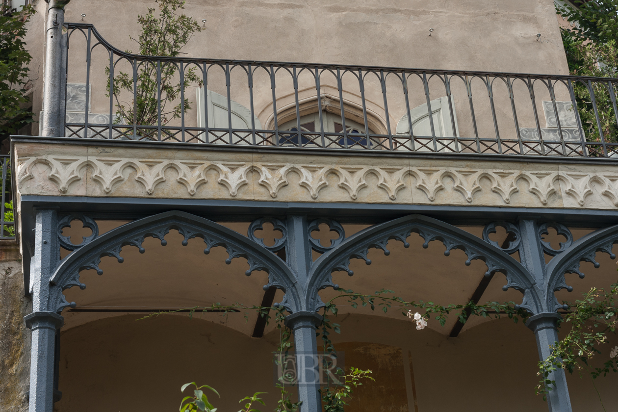 Auch der gusseiserne balkon wurde wiederhergestellt