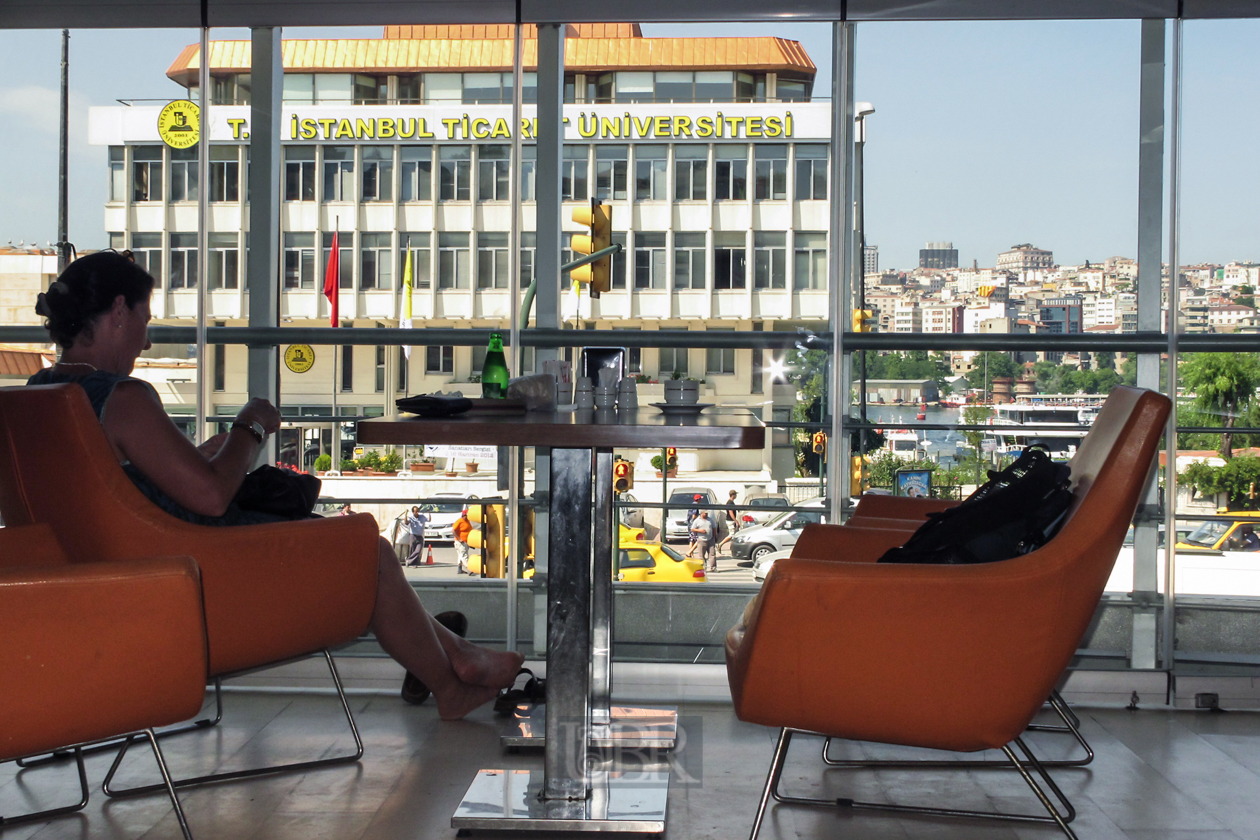 Cafe mit Aussicht auf die Wirtschafts-Uni