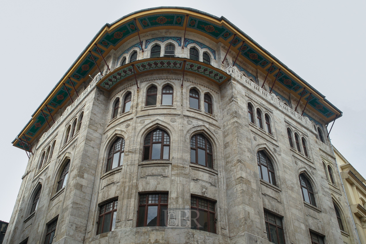 Gebäude im unterschiedlichen Erhaltungszustand