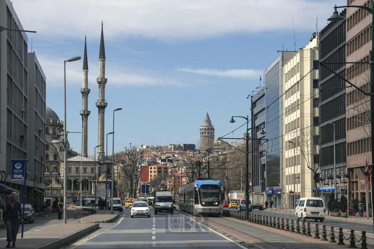 Straße in Dolmabace mit Türmen der Nusretiye Moschee