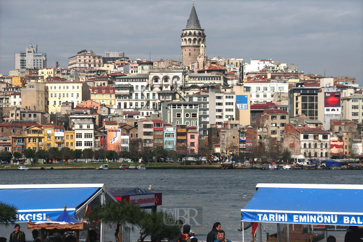 Blick über das Goldene Horn nach Norden auf den Galata Turm
