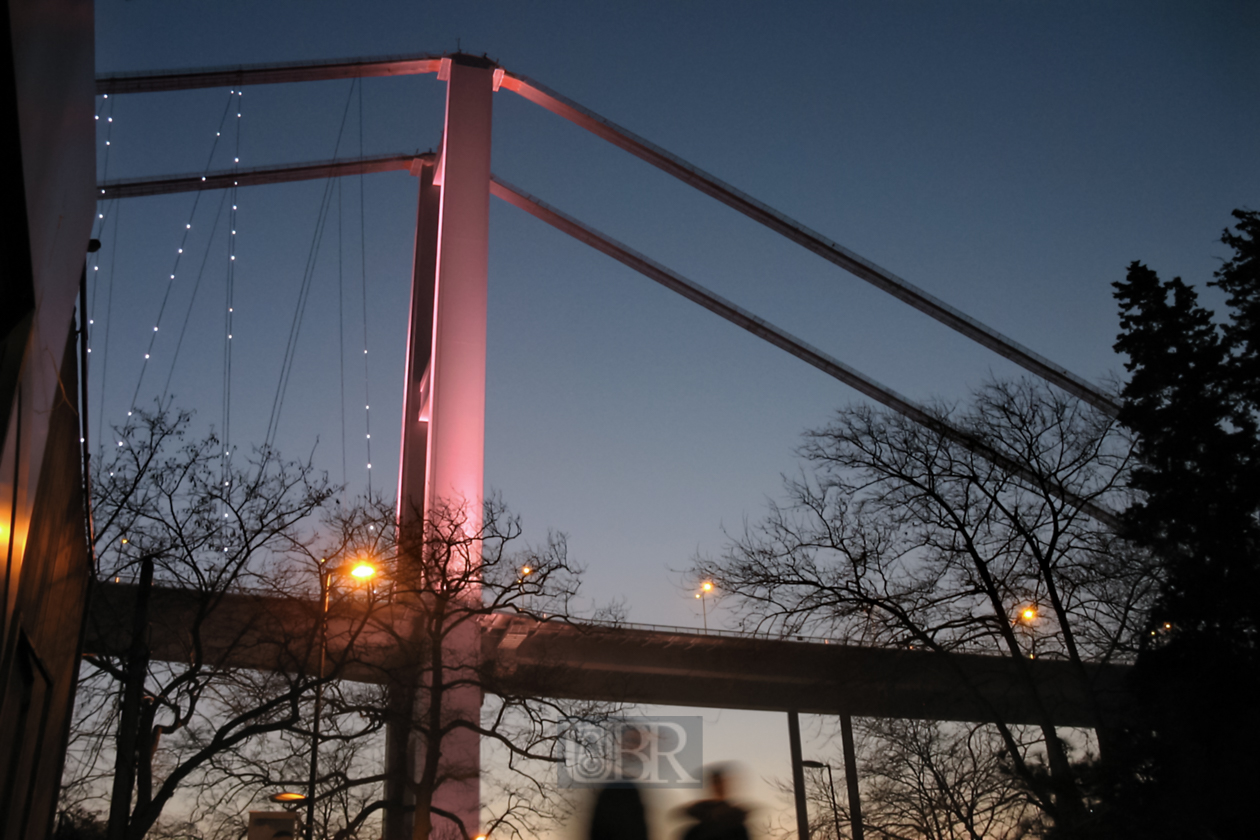 Die 'Europa-Asien Brücke' bei Abenddämmerung