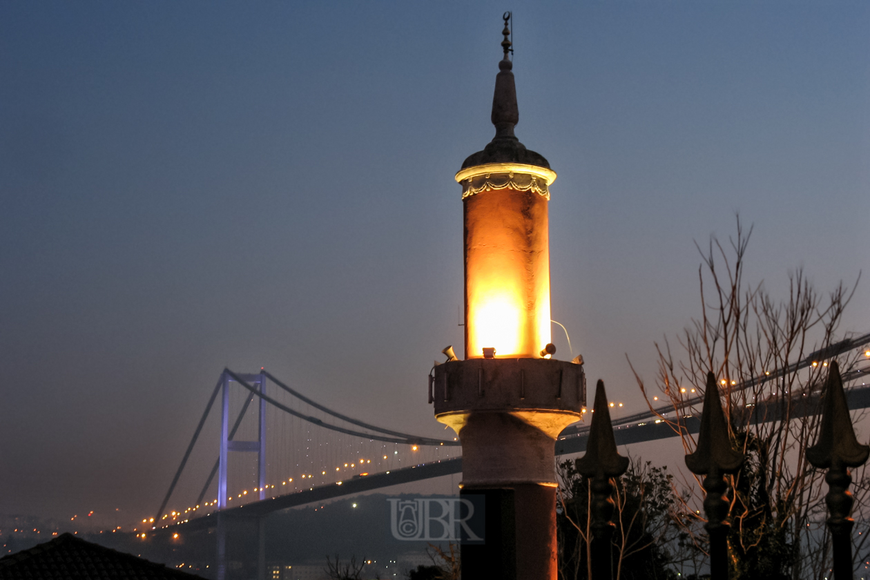 Die 'Europa-Asien Brücke' bei Abenddämmerung