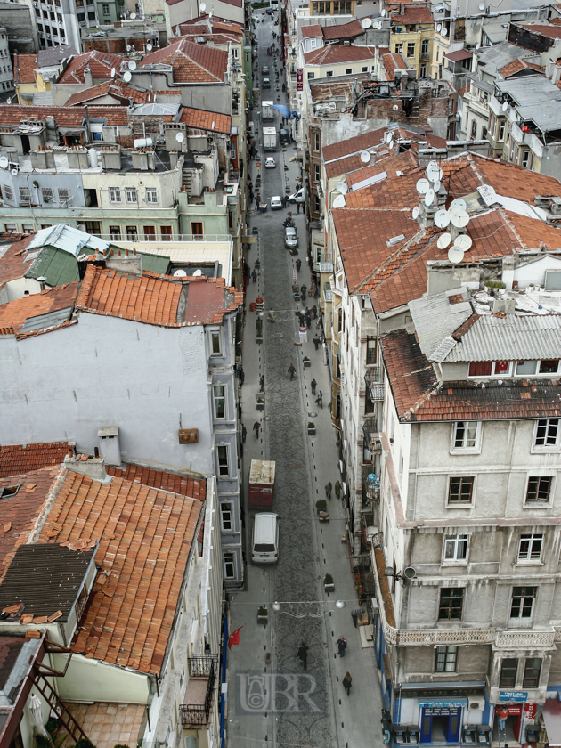Häuserschlucht mit Büyük-Hendek Straße