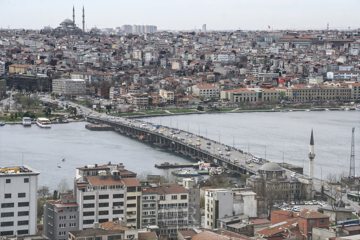 Atatürk Brücke über das Goldene Horn