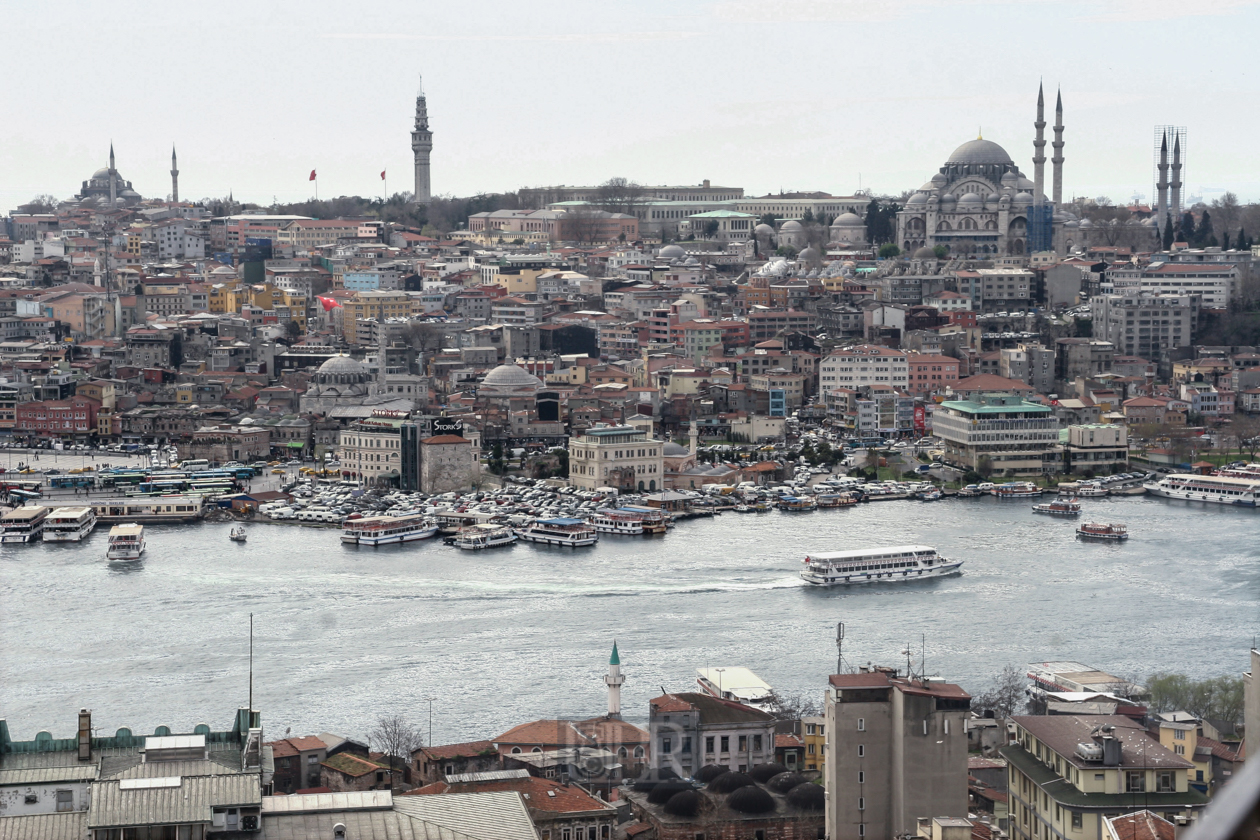 Im Hintergrund das Universitätsgelände - rechts die Süleymaniye-Moschee