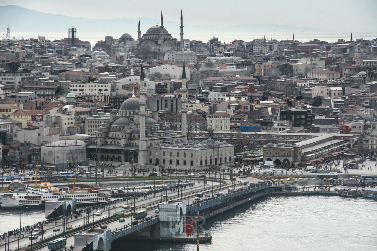 Galata-Brücke mit 'Ägyptischem Markt' - dahinter die Nuruosmaniye Moschee