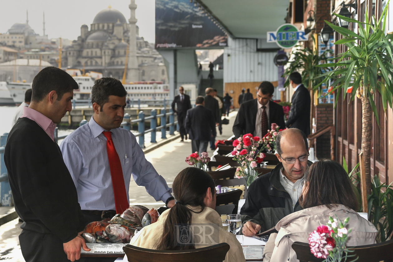 Restaurantbereich der Galata-Brücke