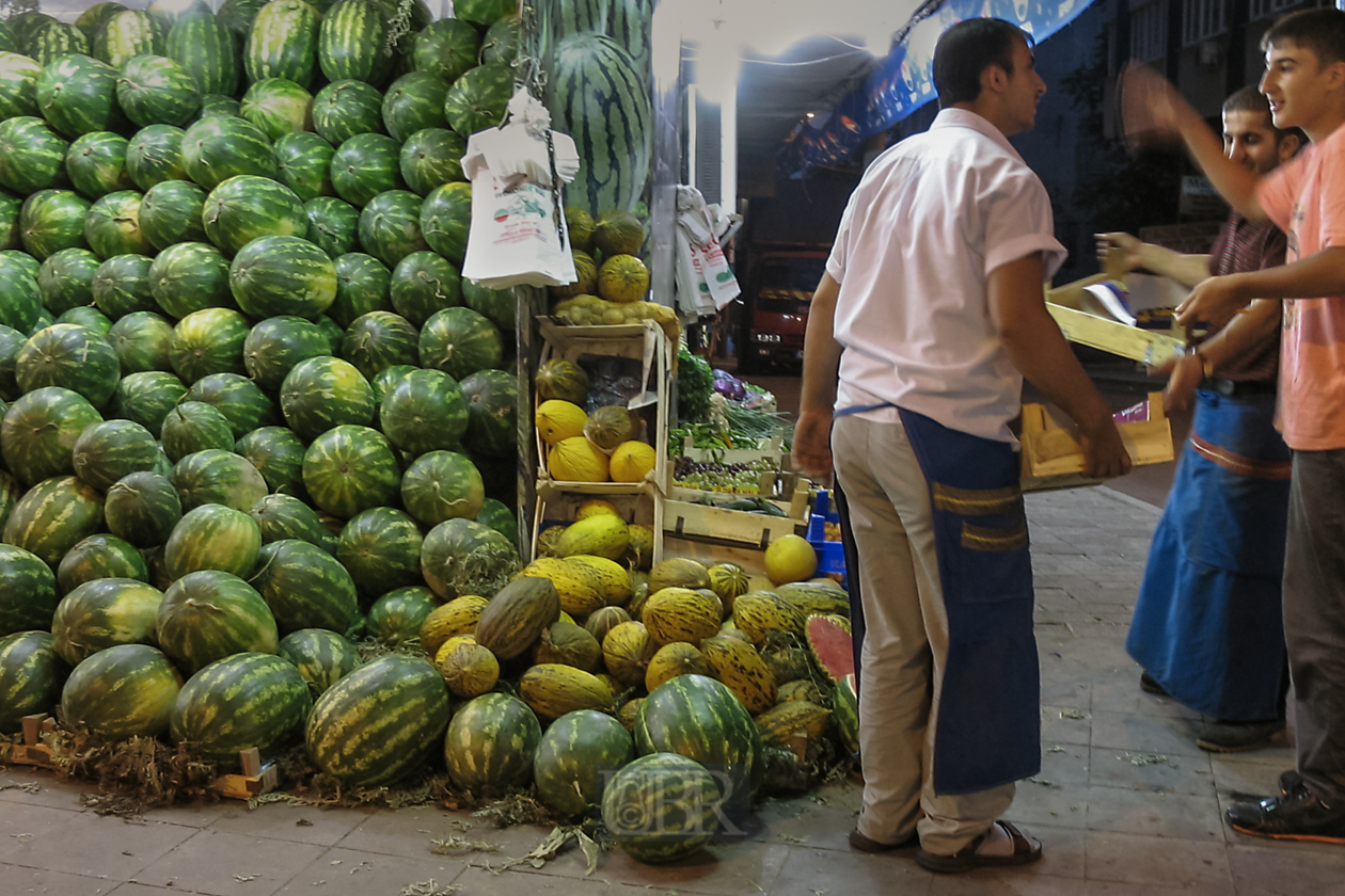 Die Melonen wachsen bis auf die Straße