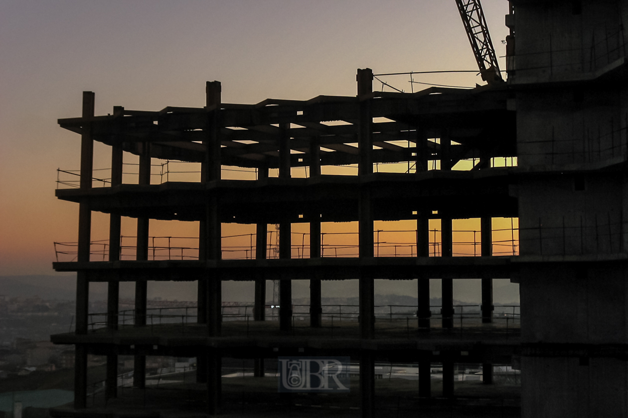 Blick auf eine Baustelle - oder eine Bau-Ruine ?