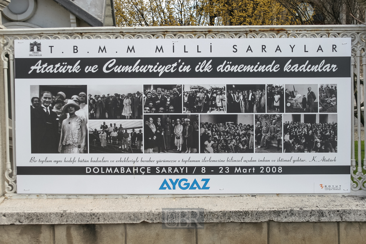 Atatürk im der Kreis der Frauen der ersten Republik