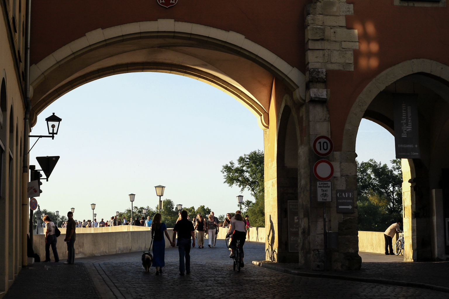05_steinerne_bruecke_08_blick_durch_tor