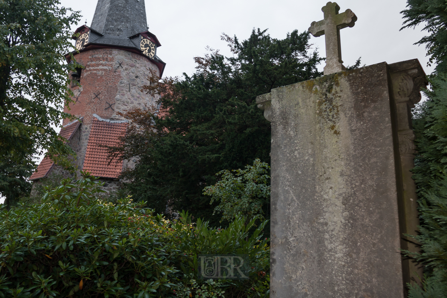 Pronstorfer Kirche mit Friedhof