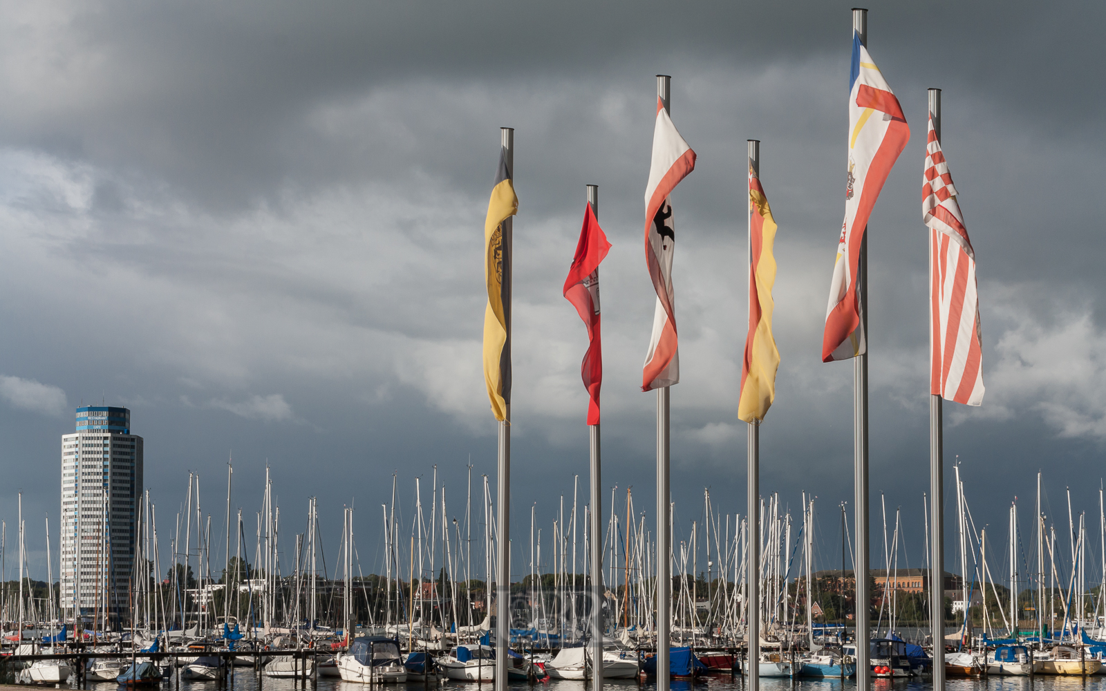 Boote im Yachthafen mit und ohne Wikingturm