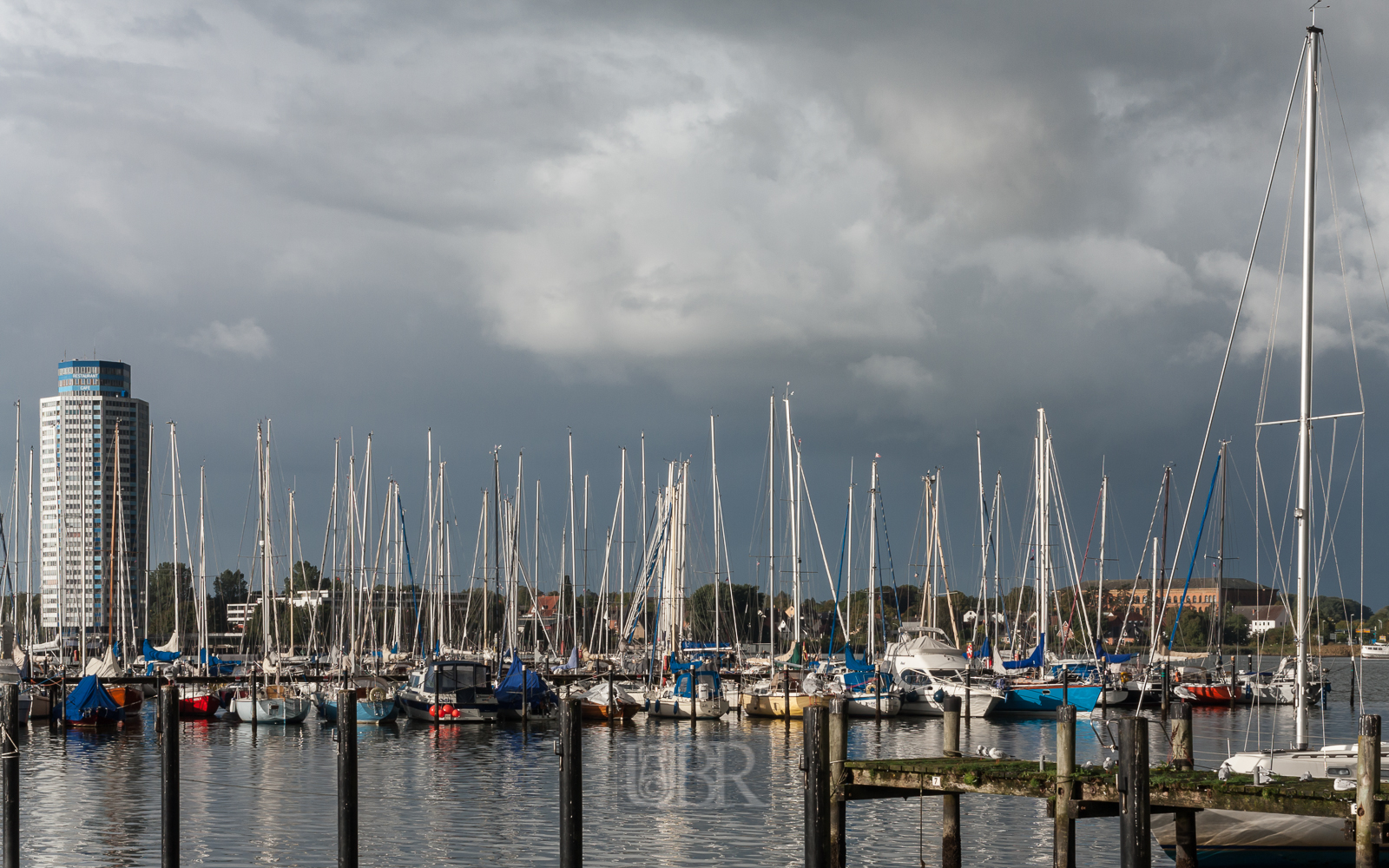 Boote im Yachthafen mit und ohne Wikingturm