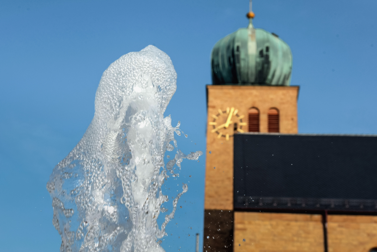 Ein Kirchturm tarnt und versteckt sich