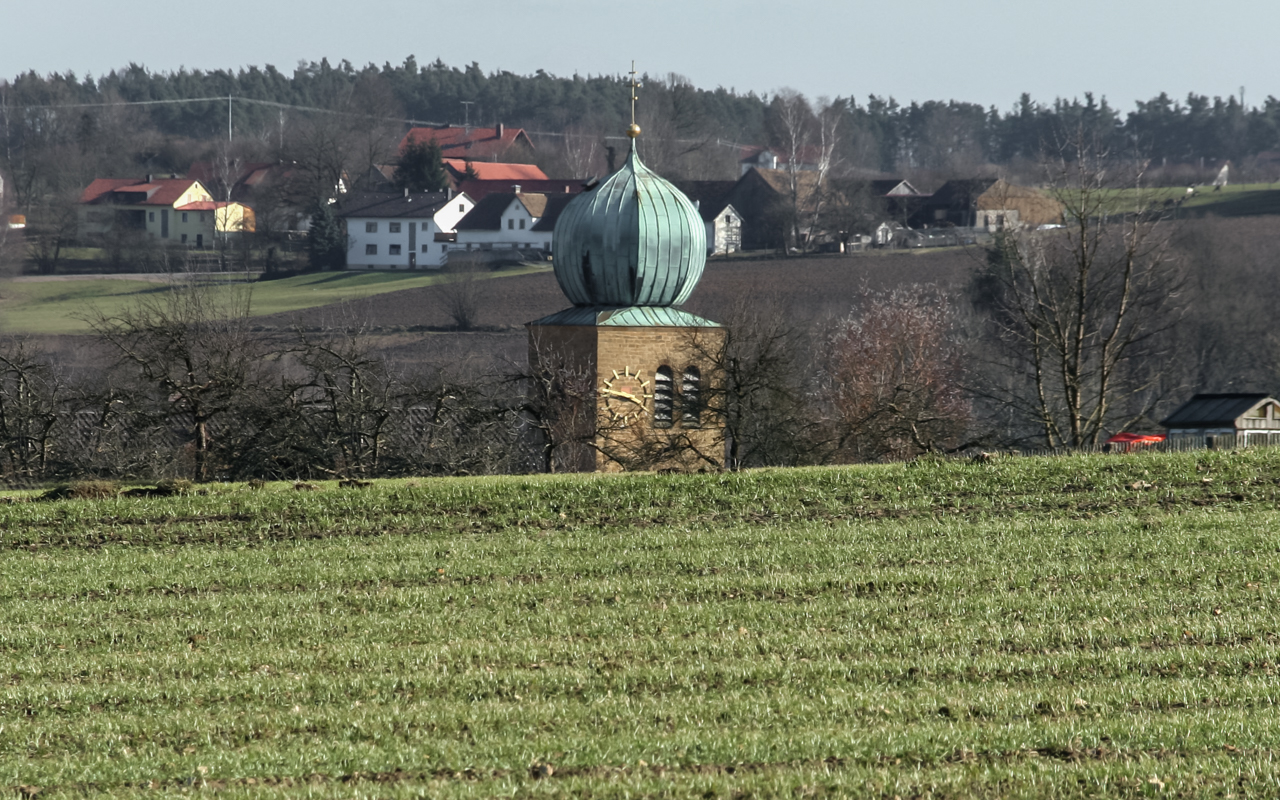 Ein Kirchturm tarnt und versteckt sich