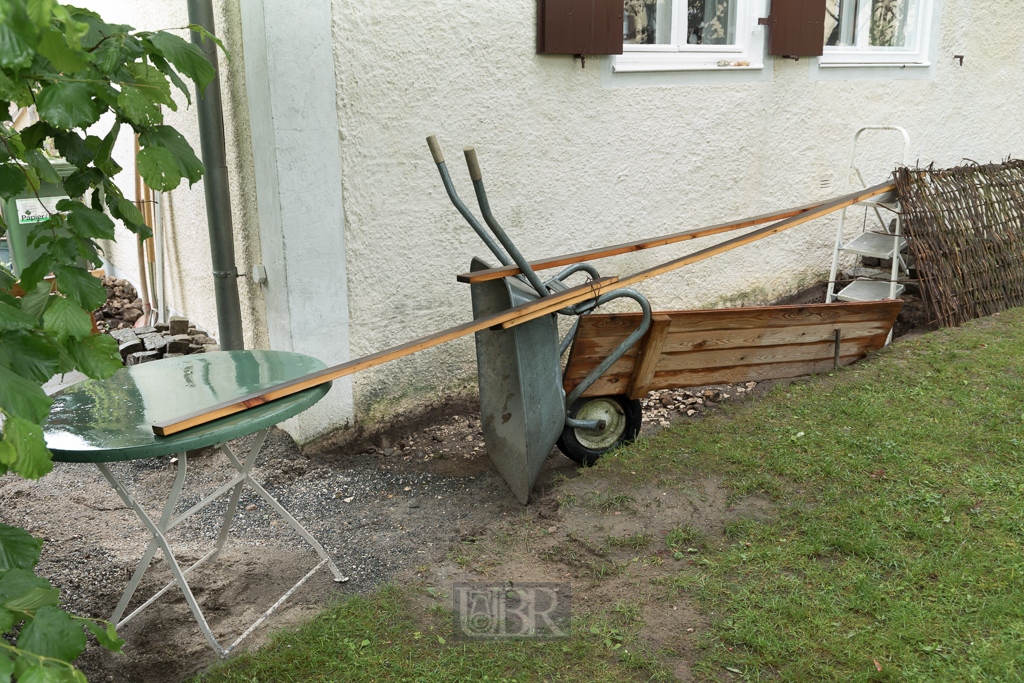 Pflasterung Giebel West - Vorbereitung und Aushub Mutterboden