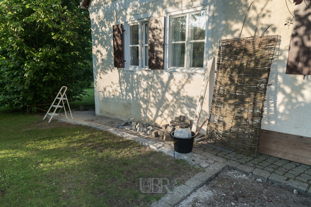 Pflasterung Giebel West - Verlegung Granitsteine