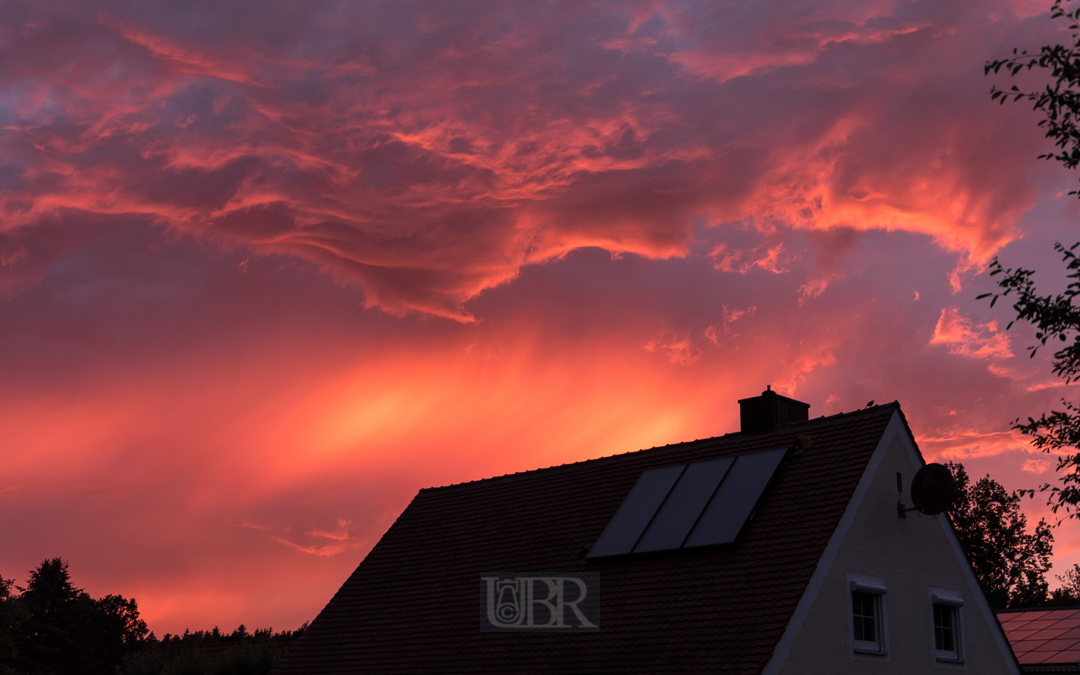 Abendliche Farbenspiele über dem Nachbarhaus