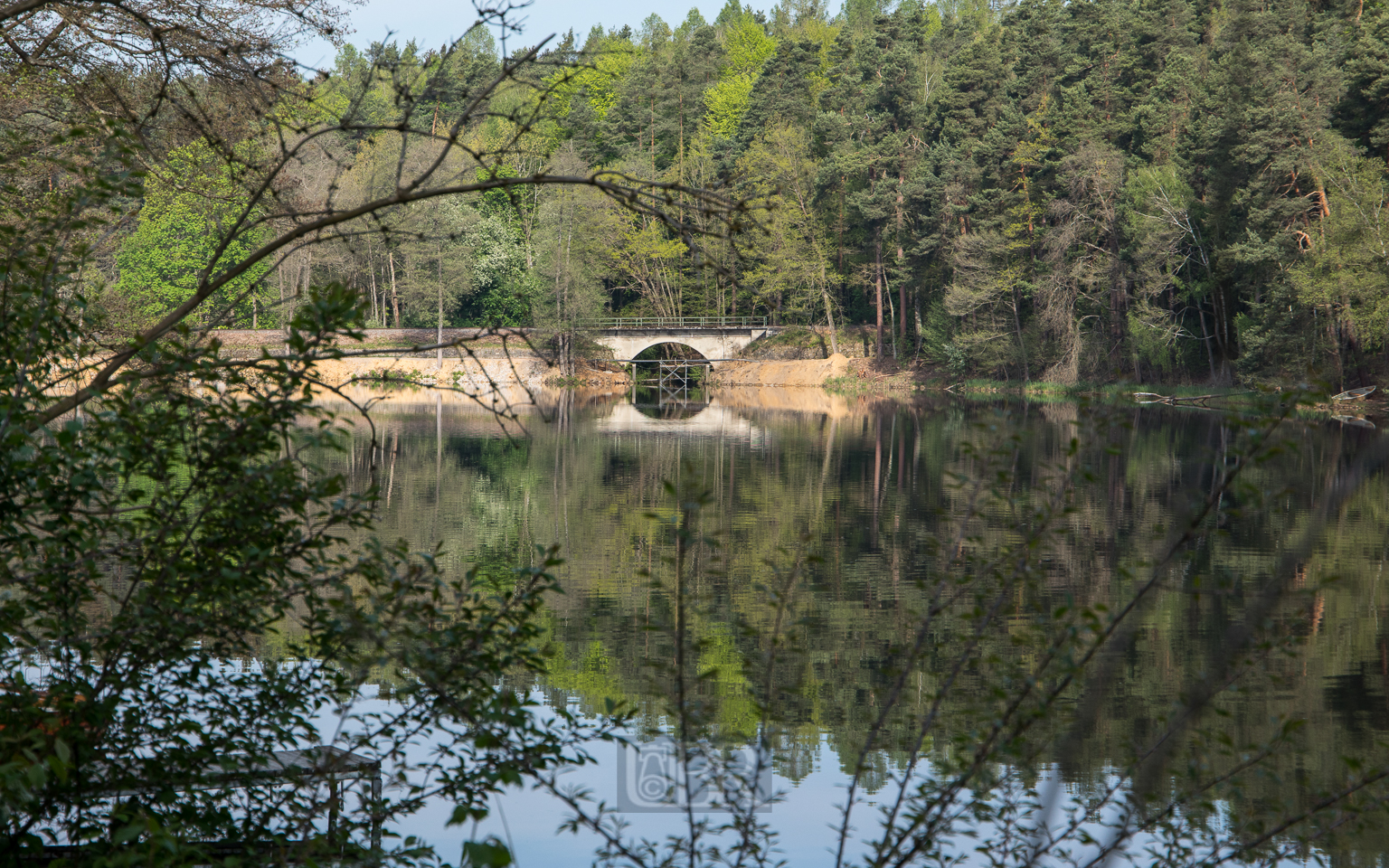 Die Fußgänger-Brücke über den See wird erneuert