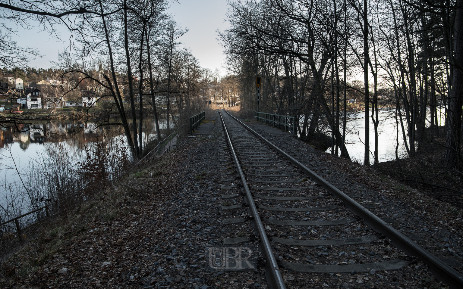 Der Bahndamm zerteilt den Weiher