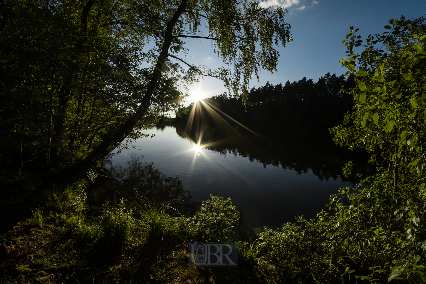 Die Sonne glitzert und verschwindet