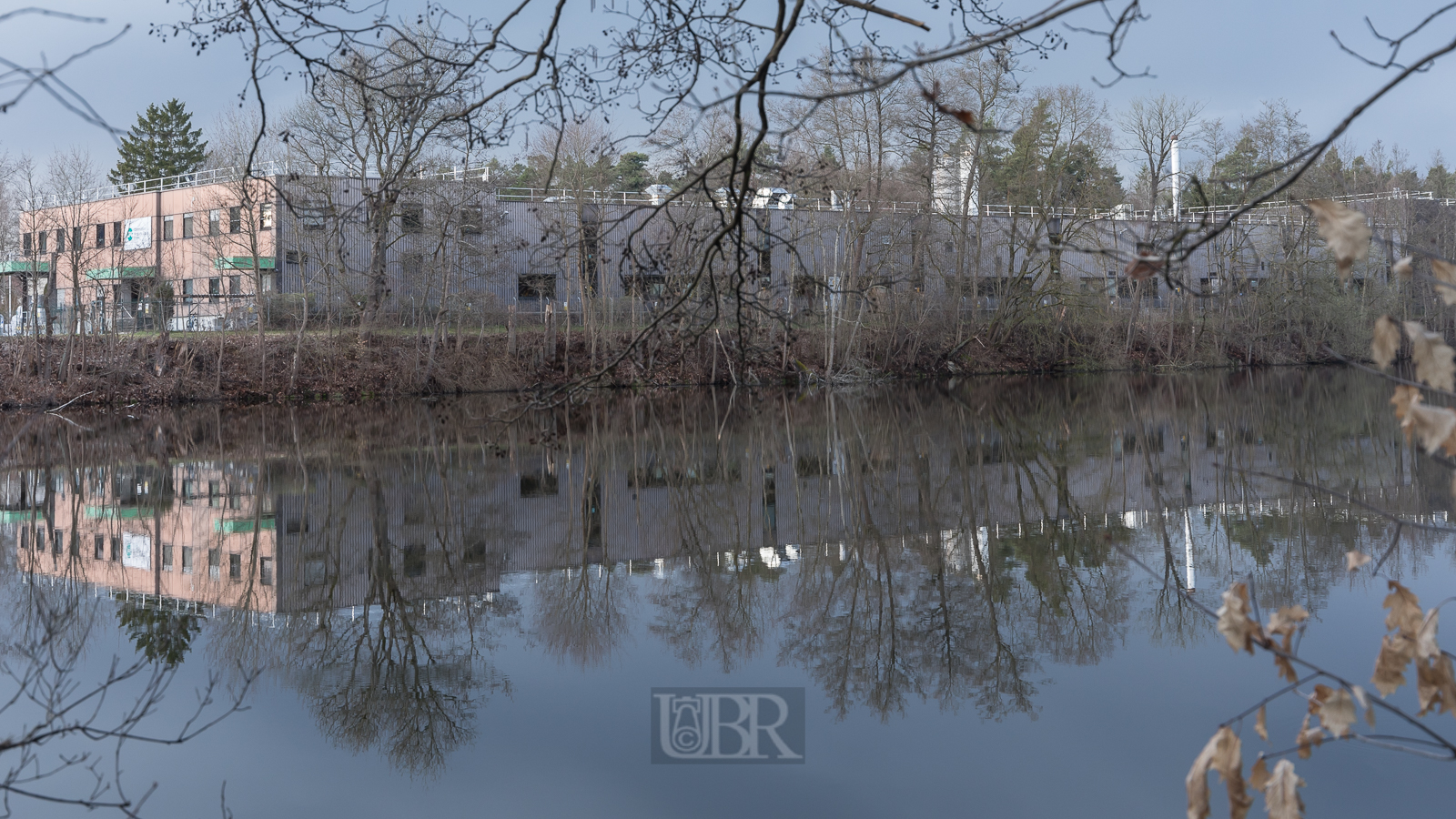 Papierfabrik am Teich nebenan