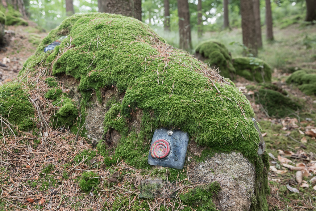 Steine und Bäume als Grabstellen benutzt oder reserviert