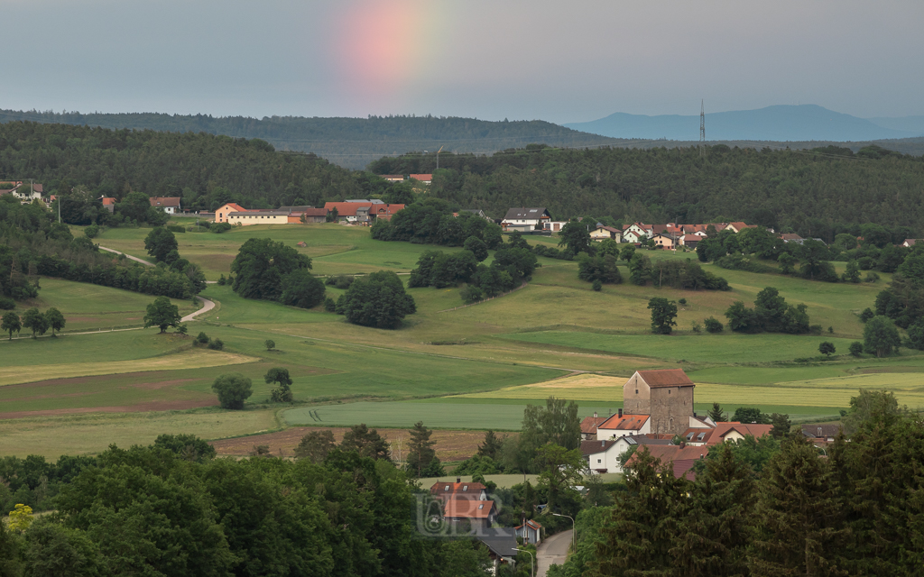 Blick vom Naturfriedhof auf Hof und Hofheim am Regenfluss