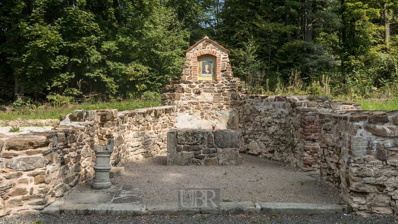 Altar und Außenmauern der Dorfkirche