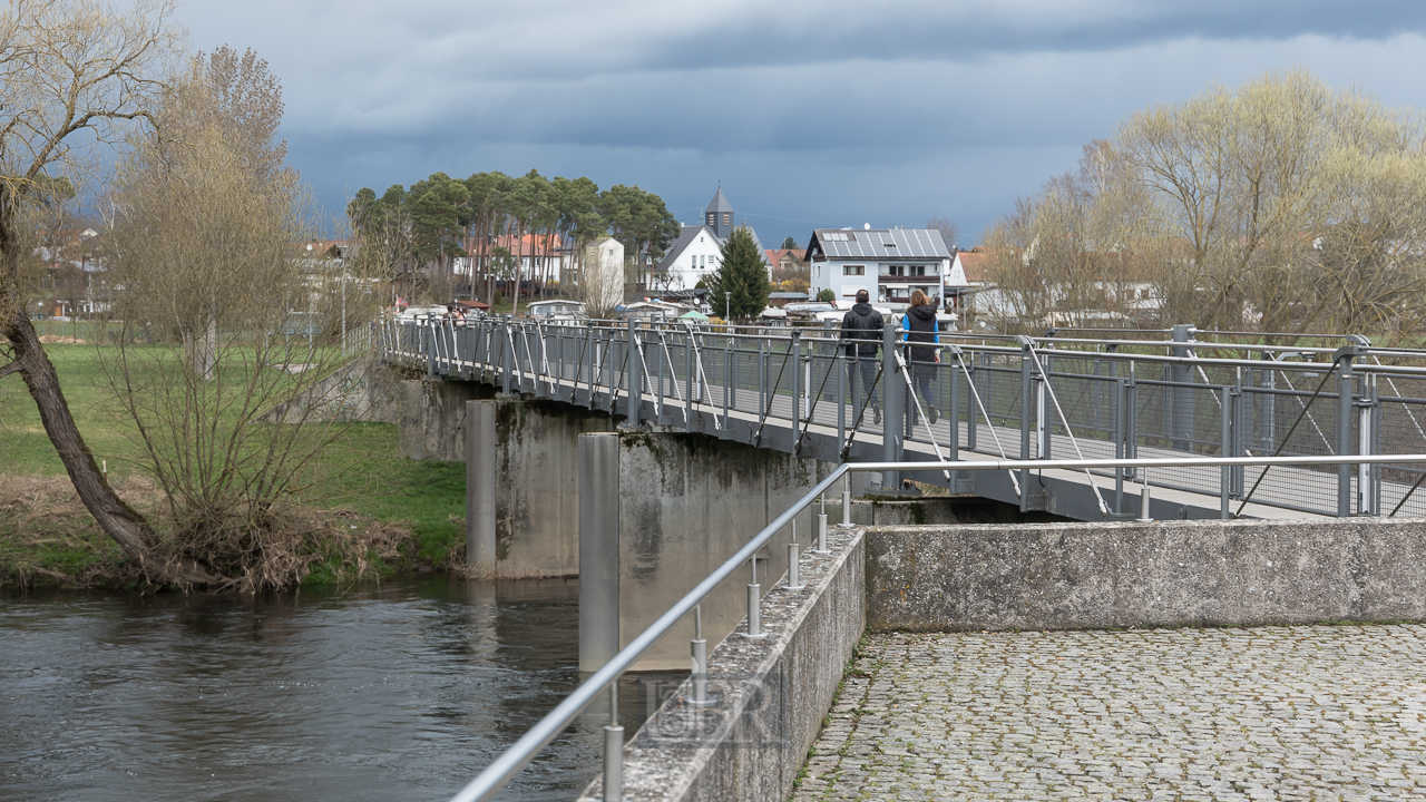 Neue Fußgängerbrücke über den Regen