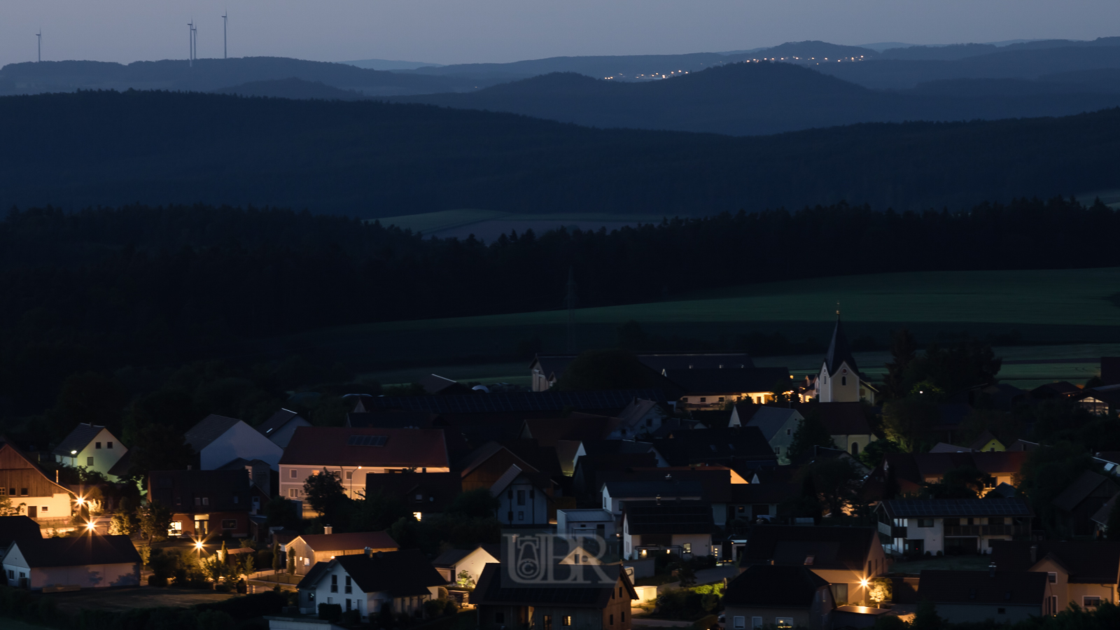 Das Dorf Fuhrn vom Turm bei Dämmerung