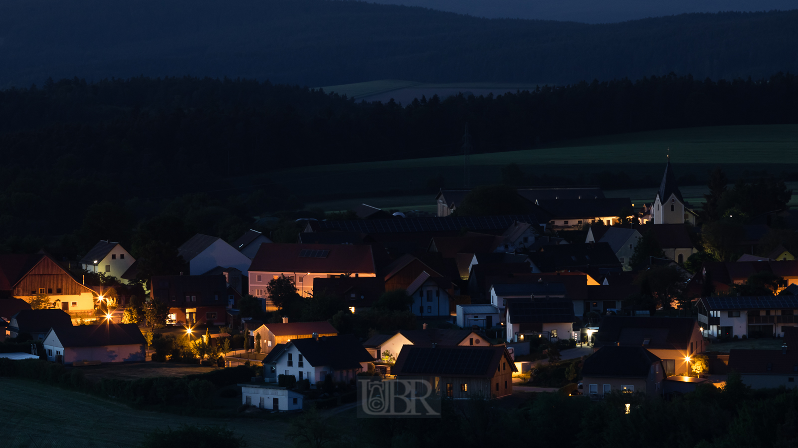 Das Dorf Fuhrn vom Turm bei Dämmerung