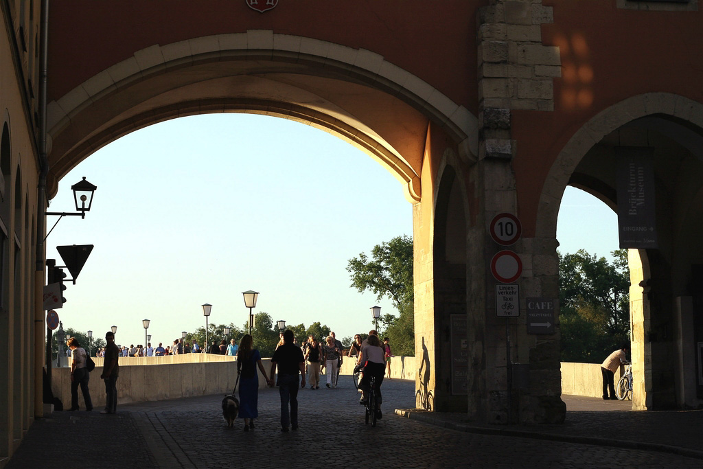 05_steinerne_bruecke_08_blick_durch_tor