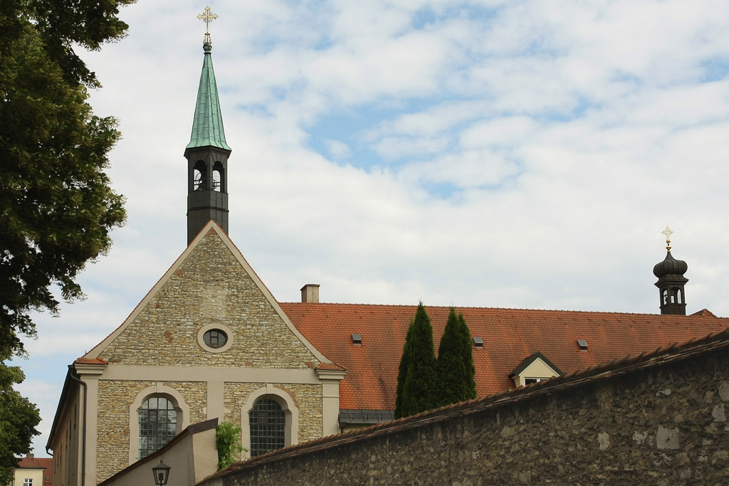 14_hl_kreuz_04_kloster_mauer