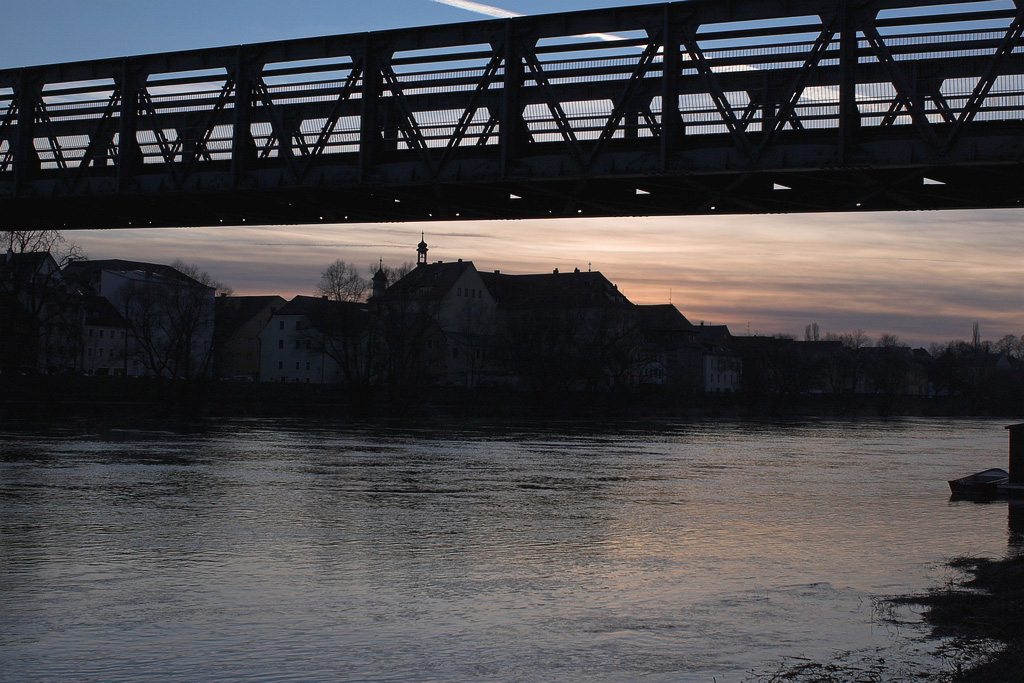 donau_bruecke_01_und_gebaeude