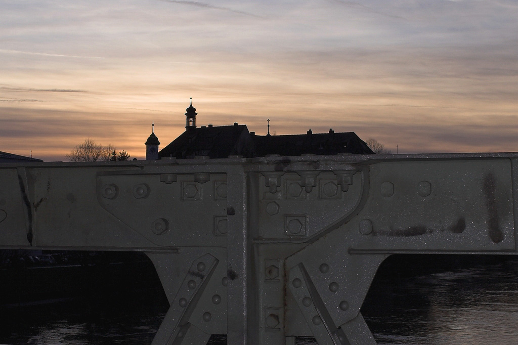 donau_bruecke_02_und_gebaeude