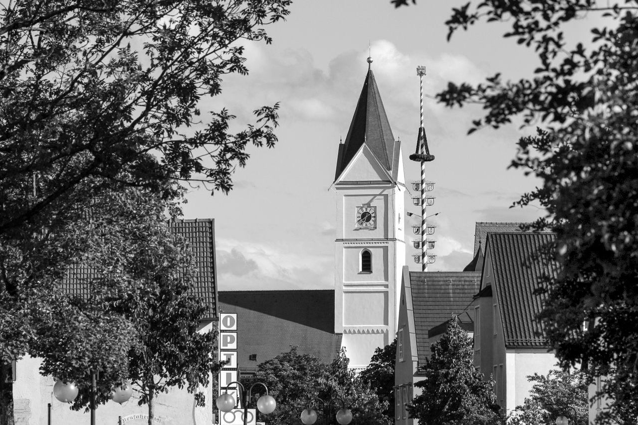 kirche_und_maibaum_01_sw